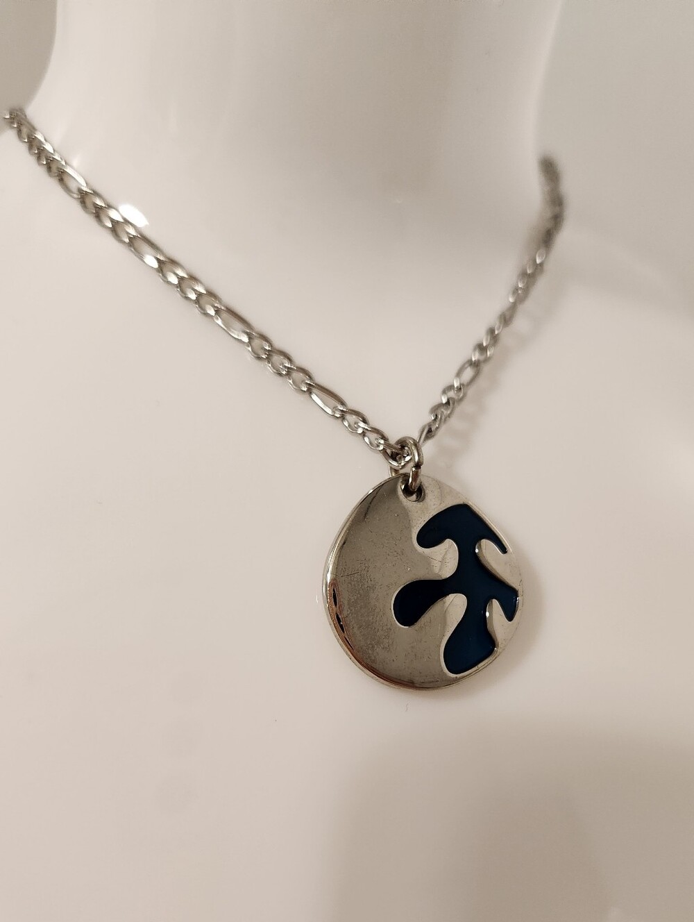 Vintage Silver-tone Teardrop Pendant Necklace with Navy Blue Leaf Accent